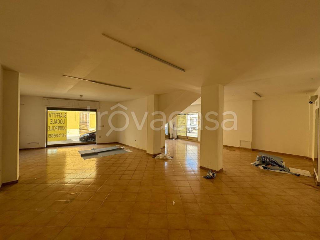 negozio in affitto a Taviano