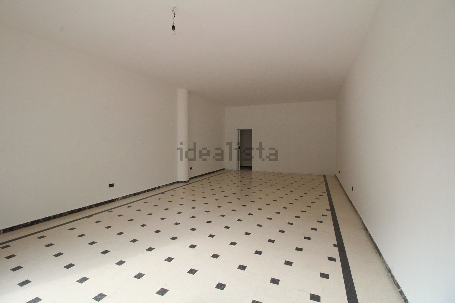 locale commerciale in affitto a Tuglie