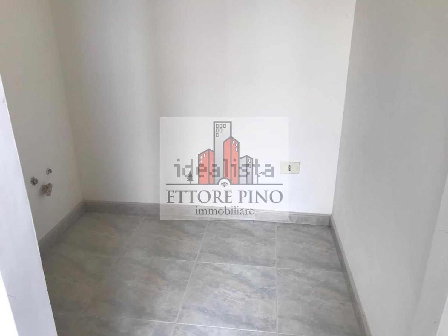 locale commerciale in affitto a Tuglie