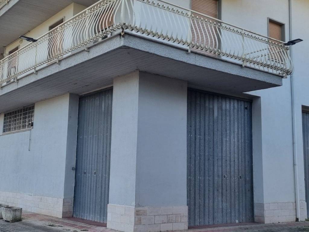 negozio in affitto a Marsicovetere in zona Villa d'Agri