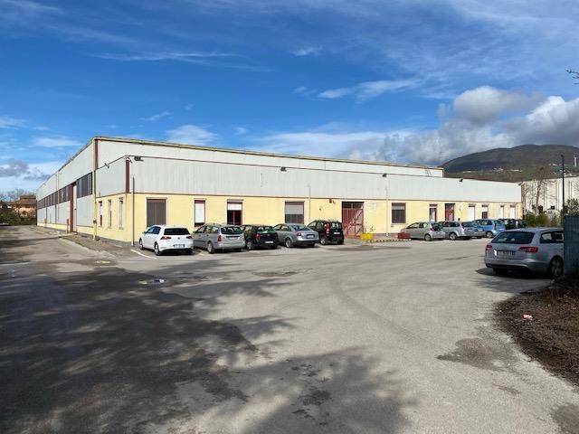 locale commerciale in affitto a Tito