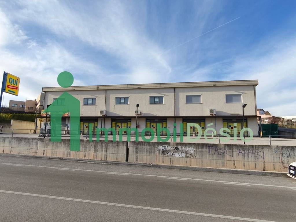 negozio in affitto a Tito