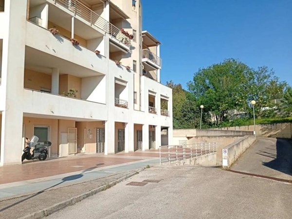 negozio in affitto a Matera