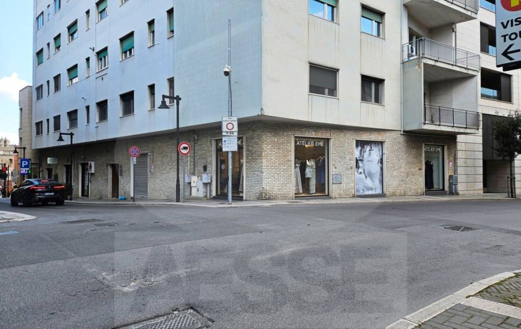 negozio in affitto a Matera