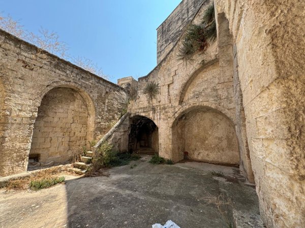 locale commerciale in affitto a Matera