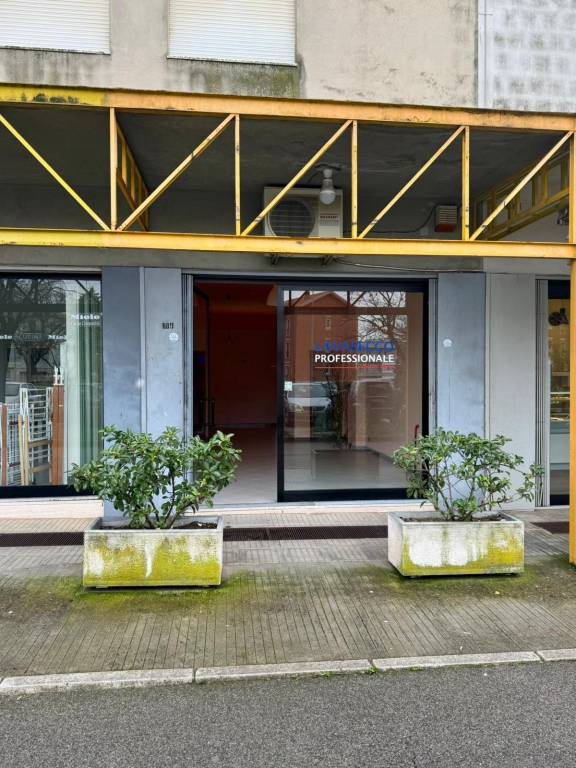 negozio in affitto a Matera