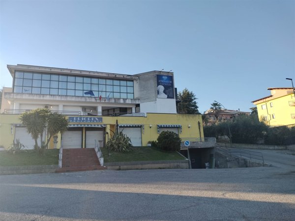 locale commerciale in affitto a Castrolibero in zona Andreotta