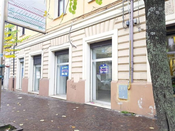 locale commerciale in affitto a Cosenza