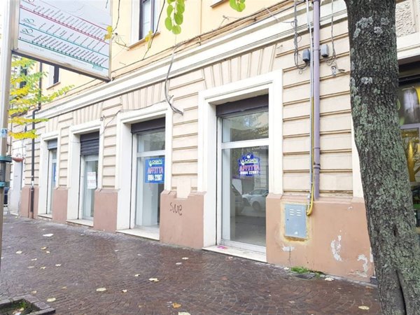 negozio in affitto a Cosenza