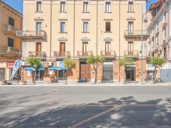 negozio in affitto a Cosenza in zona Cosenza Vecchia