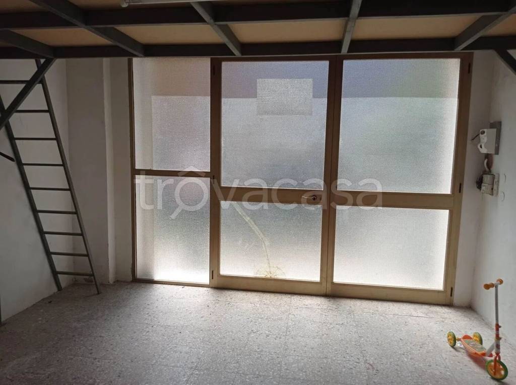 negozio in affitto a Cosenza in zona Panebianco