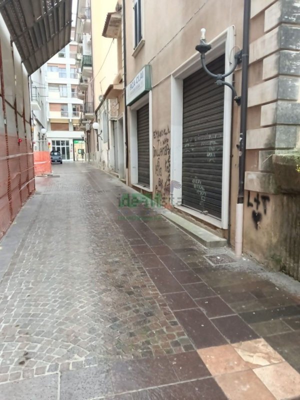 locale commerciale in affitto a Cosenza