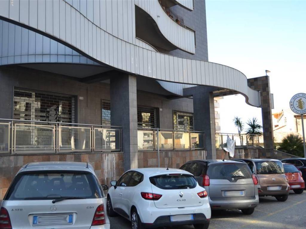 negozio in affitto a Cosenza in zona Città 2000