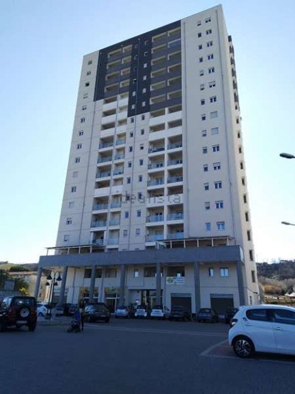 negozio in affitto a Cosenza in zona Stadio