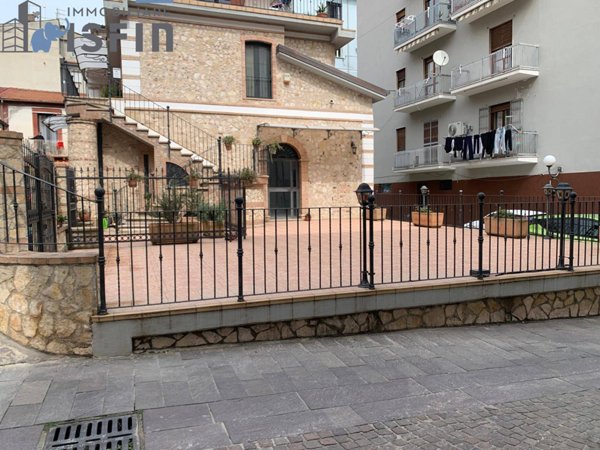 locale commerciale in affitto a Cosenza in zona Cosenza Vecchia