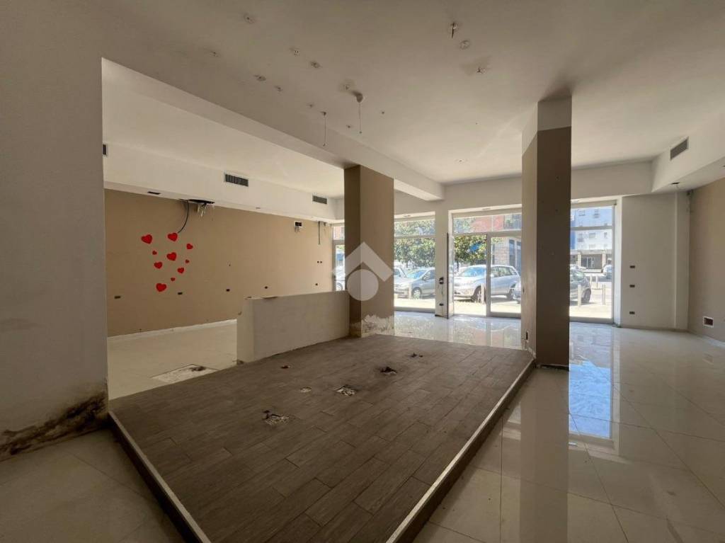 negozio in affitto a Cosenza in zona Panebianco