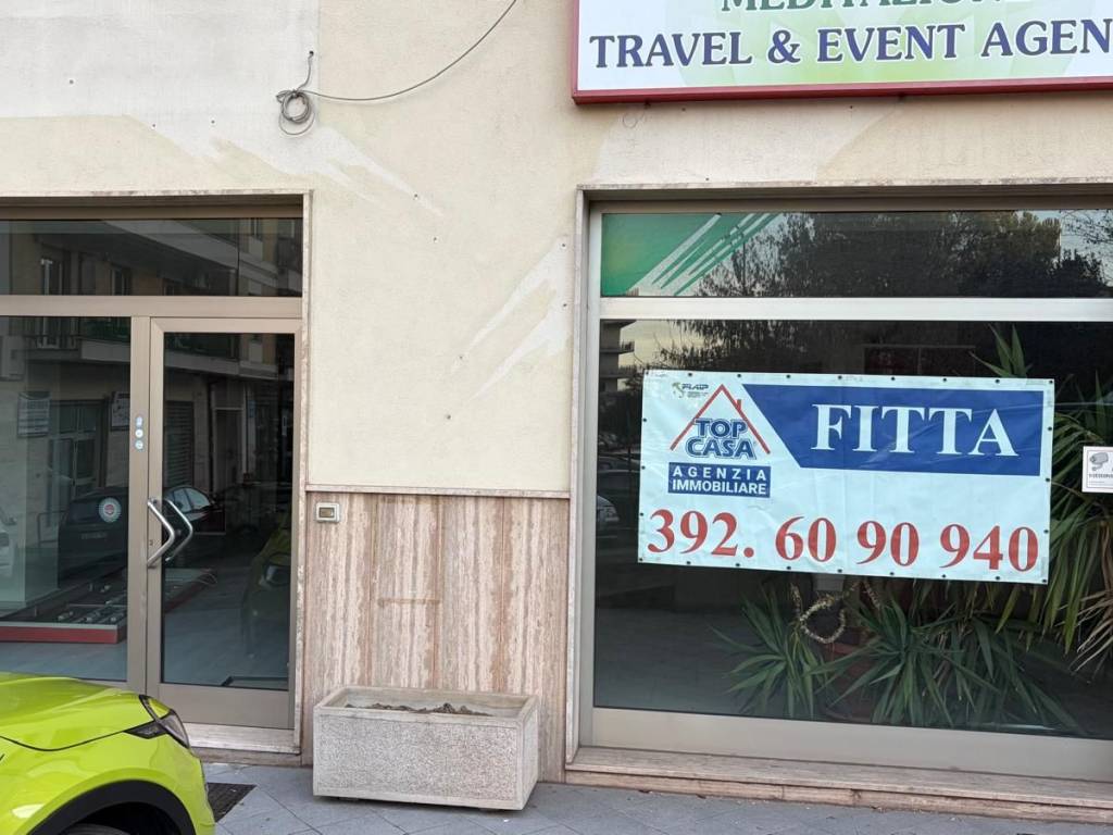 negozio in affitto a Cosenza in zona Città 2000