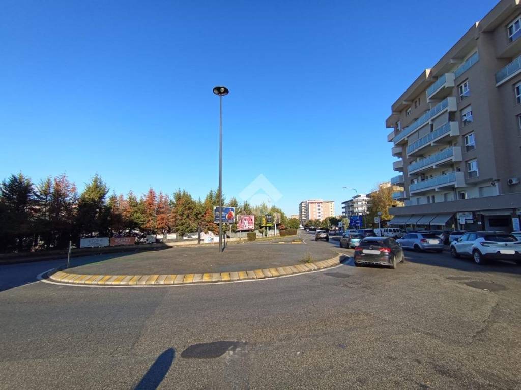 negozio in affitto a Cosenza in zona Panebianco