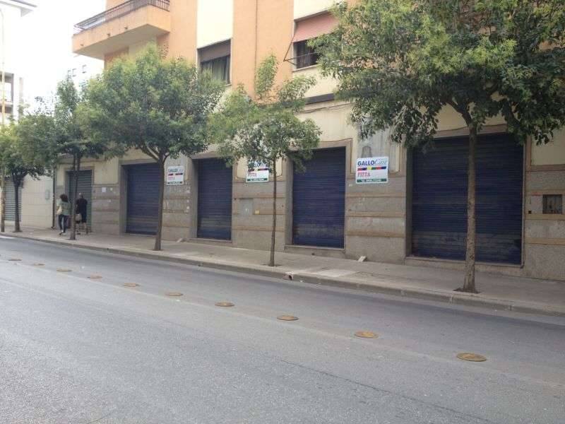 negozio in affitto a Cosenza in zona Panebianco