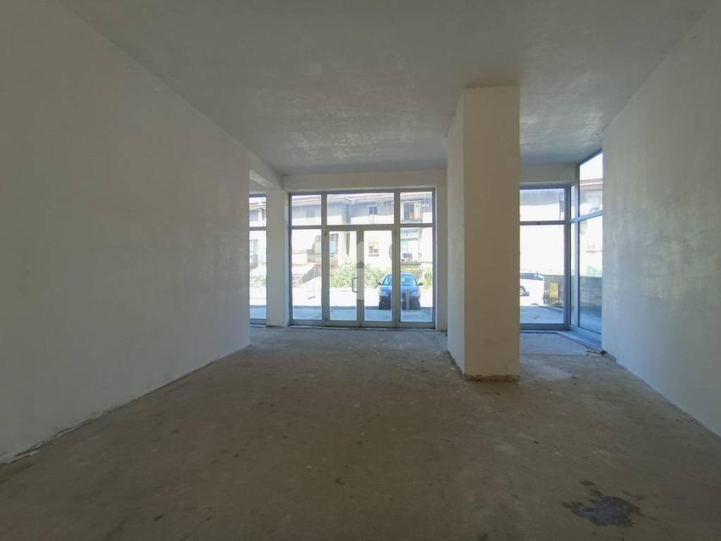 negozio in affitto a Cosenza in zona Panebianco