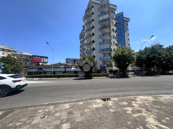 negozio in affitto a Cosenza in zona Città 2000