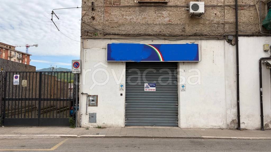 negozio in affitto a Cosenza in zona Cosenza Vecchia