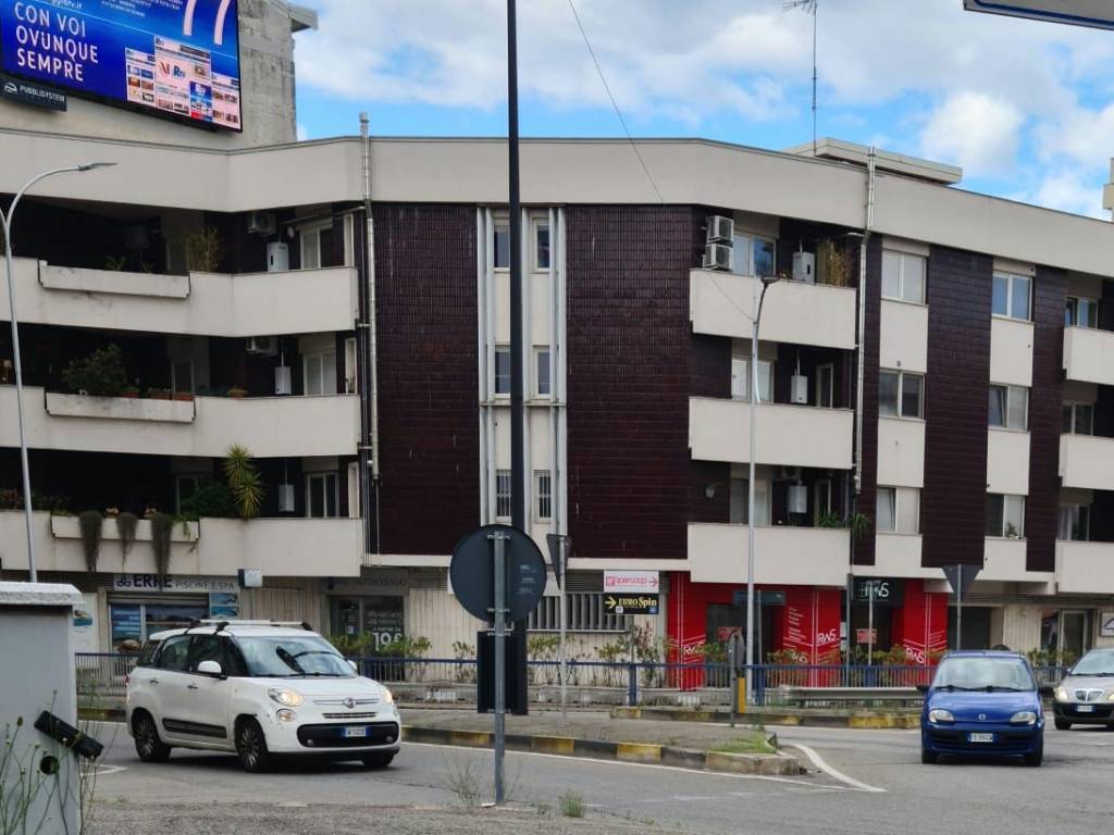 negozio in affitto a Cosenza in zona Stadio