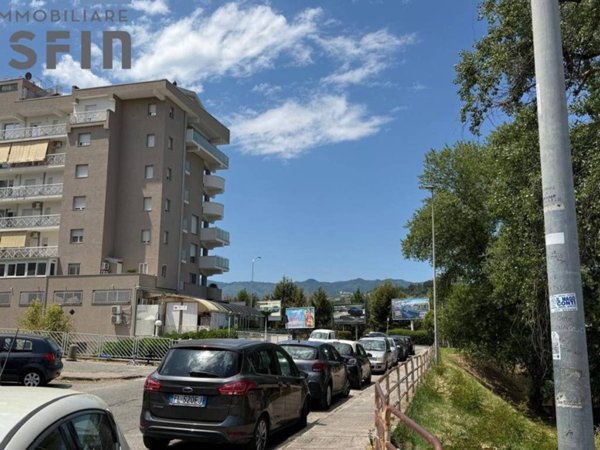 negozio in affitto a Cosenza in zona Panebianco