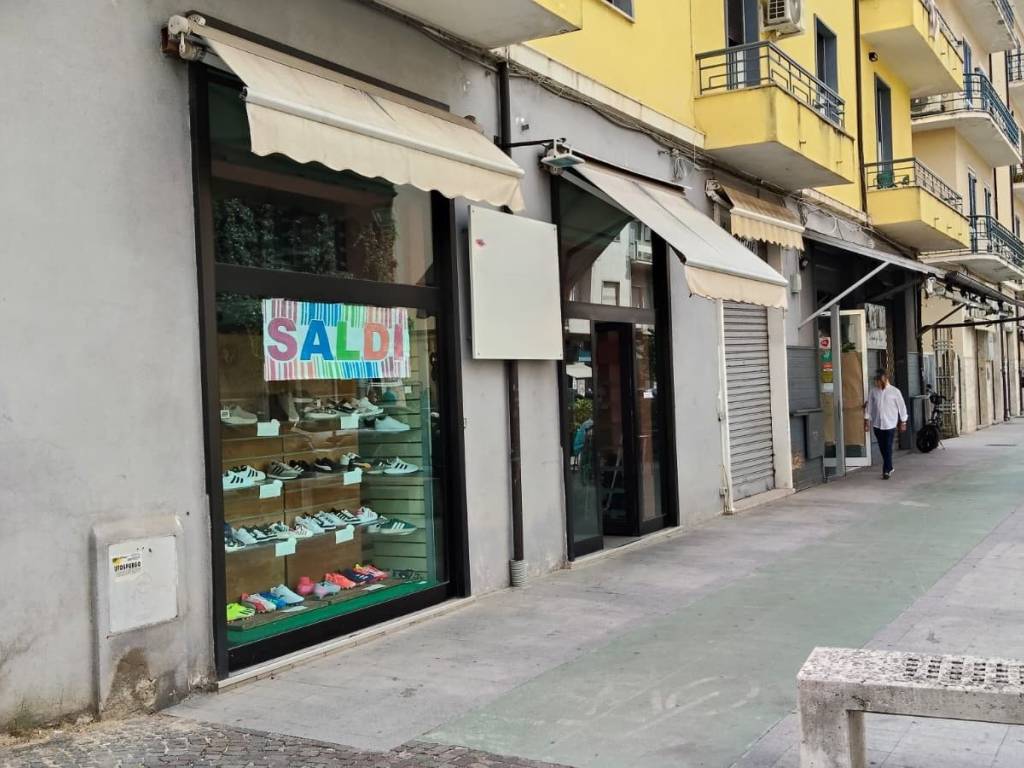 negozio in affitto a Cosenza in zona Cosenza Vecchia