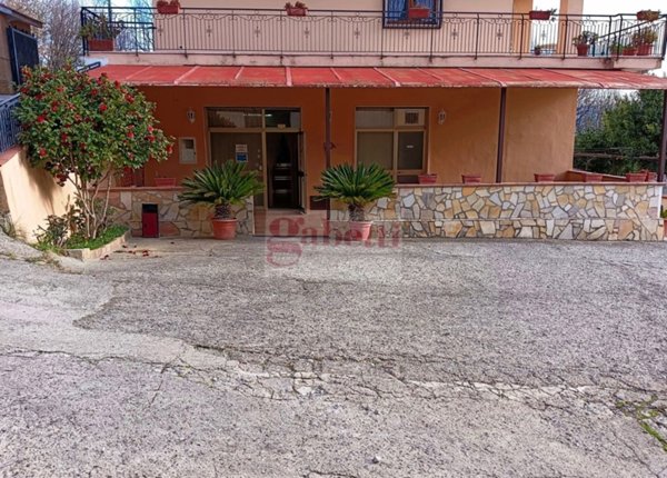 negozio in affitto a Marano Marchesato