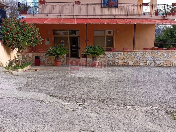 negozio in affitto a Marano Marchesato