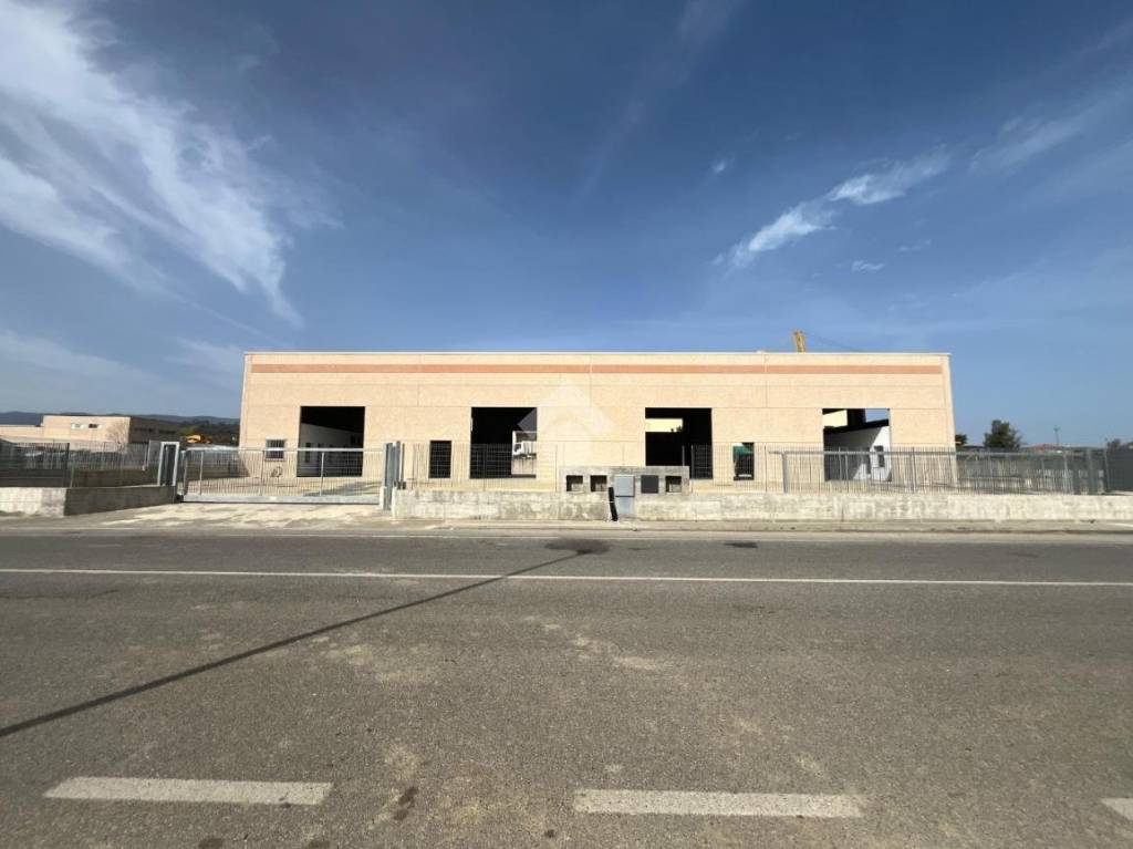 locale commerciale in affitto a Montalto Uffugo