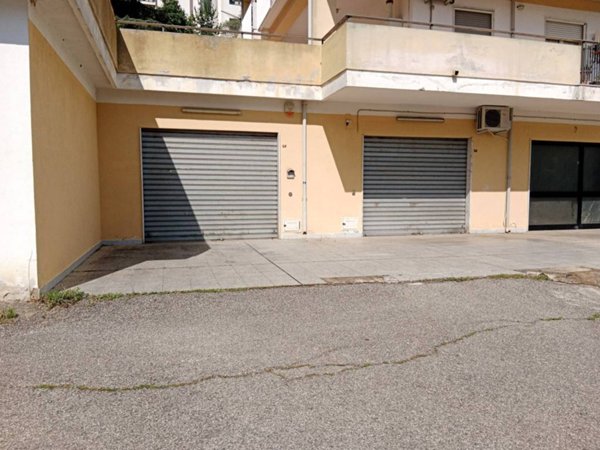 locale commerciale in affitto a Montalto Uffugo