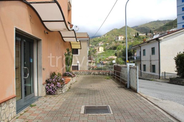 negozio in affitto a Paola