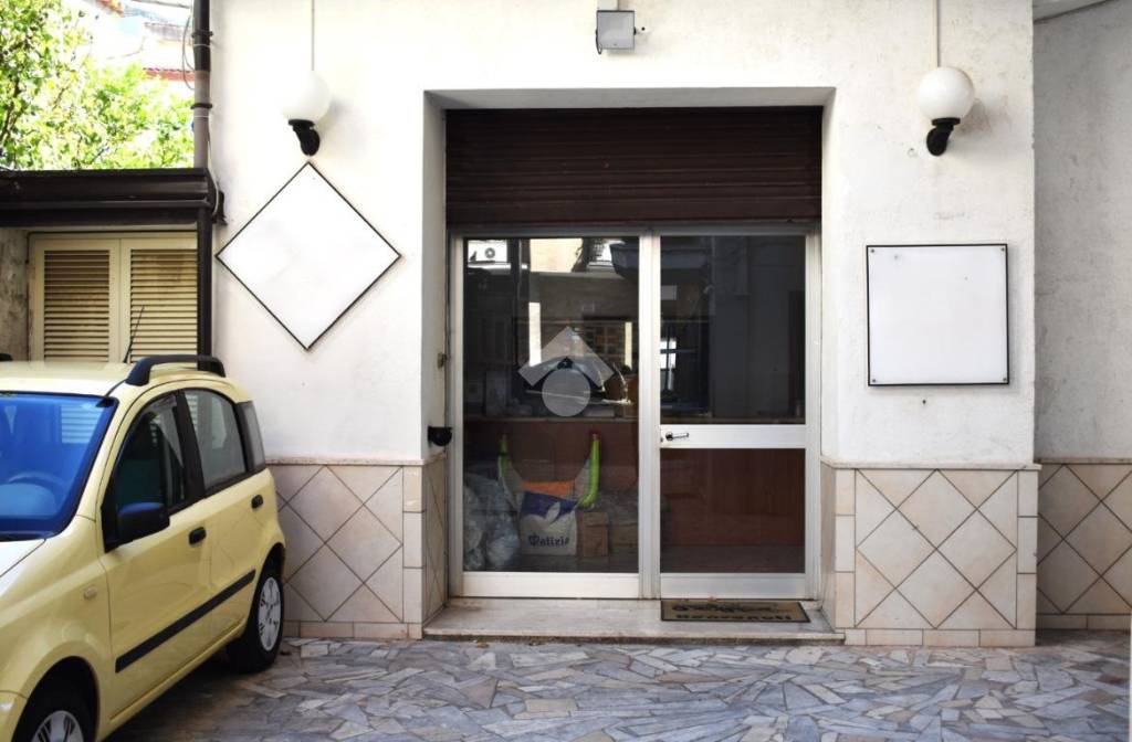 locale commerciale in affitto a Paola