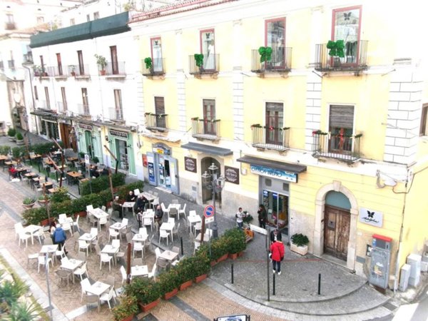 negozio in affitto a Paola