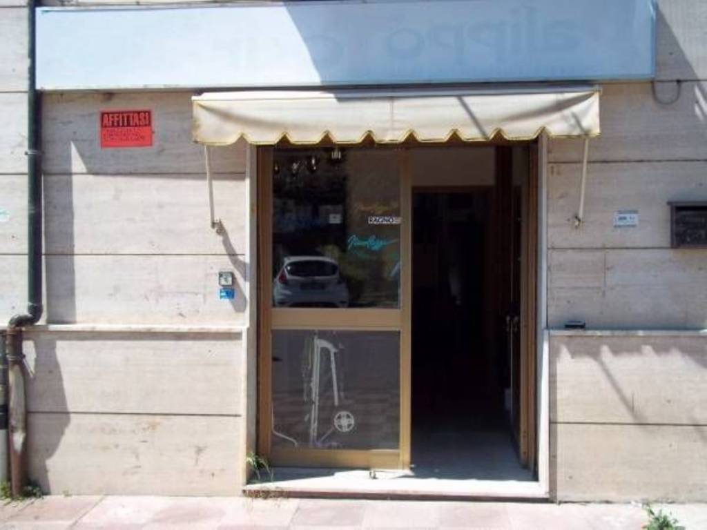 negozio in affitto a Rende in zona Quattromiglia