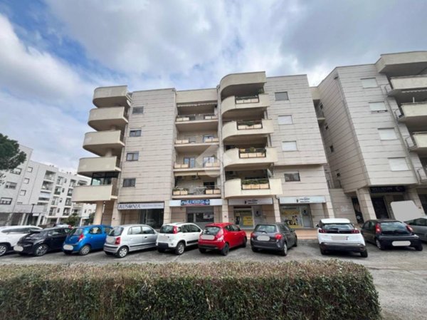 negozio in affitto a Rende in zona Quattromiglia