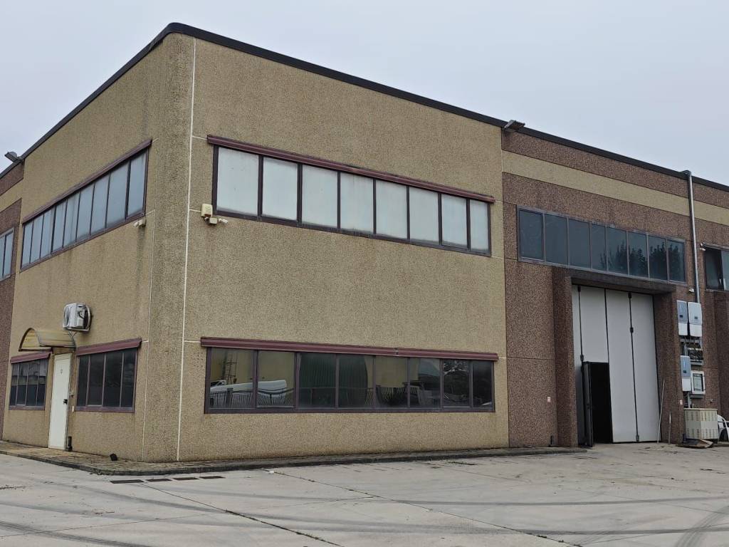 locale commerciale in affitto a Rende in zona Quattromiglia