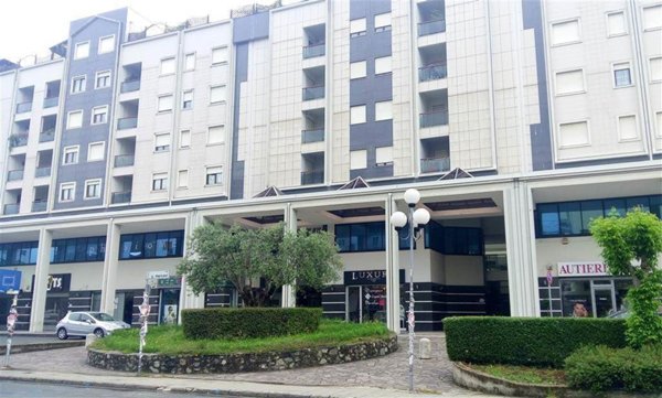 negozio in affitto a Rende in zona Quattromiglia