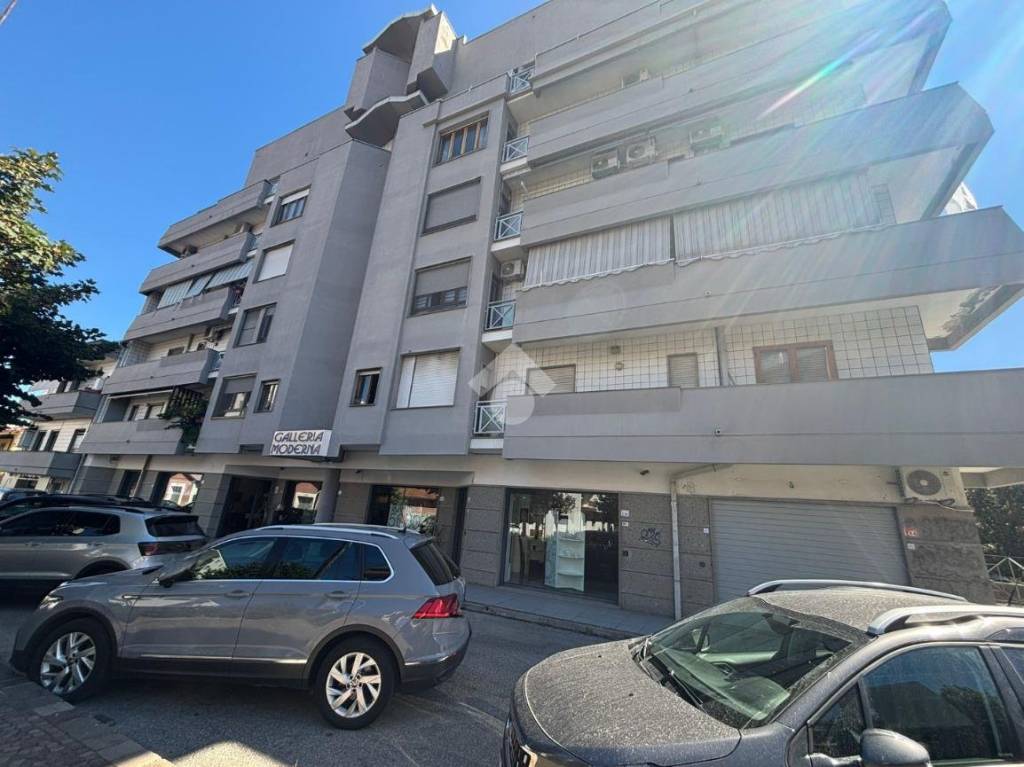 negozio in affitto a Rende