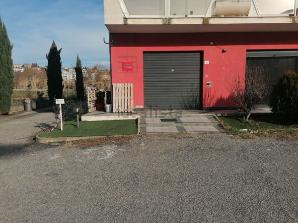 locale di sgombero in affitto a Rende