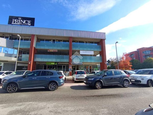 negozio in affitto a Rende