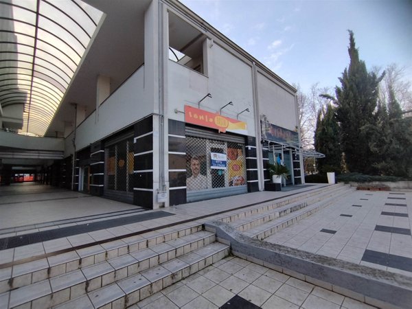 negozio in affitto a Rende in zona Quattromiglia