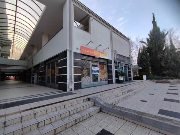 negozio in affitto a Rende in zona Quattromiglia