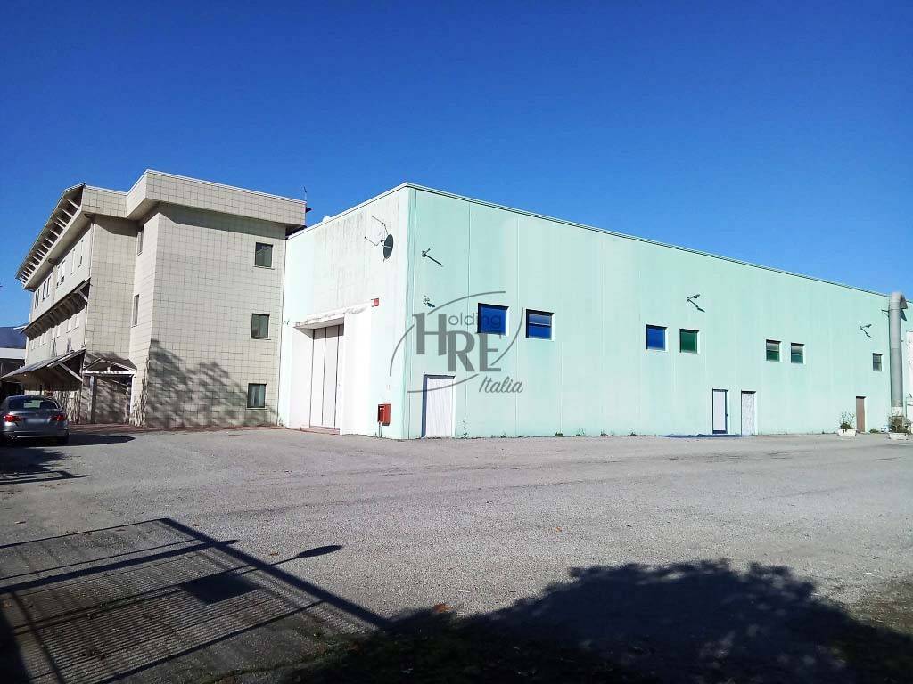 locale commerciale in affitto a Rende in zona Quattromiglia