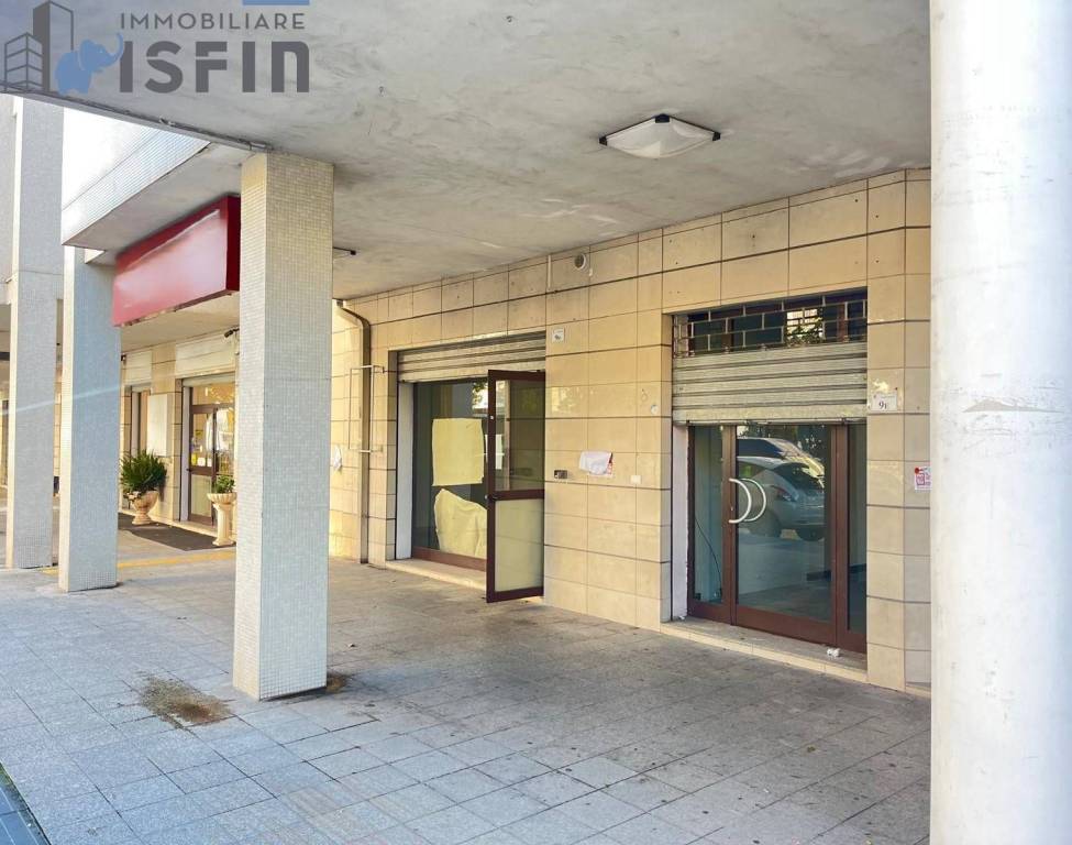 negozio in affitto a Rende