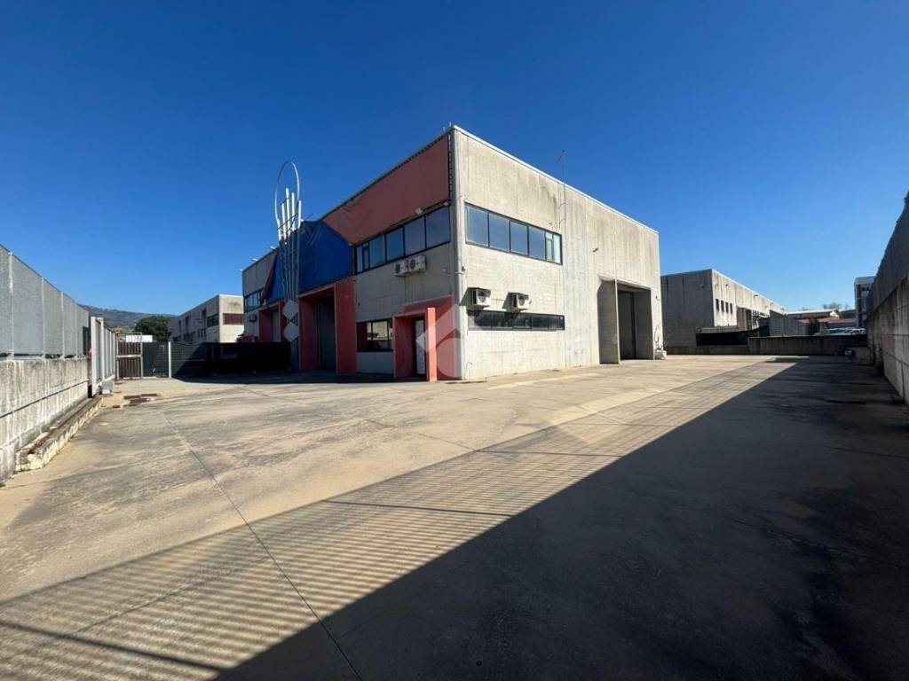 locale commerciale in affitto a Rende in zona Quattromiglia