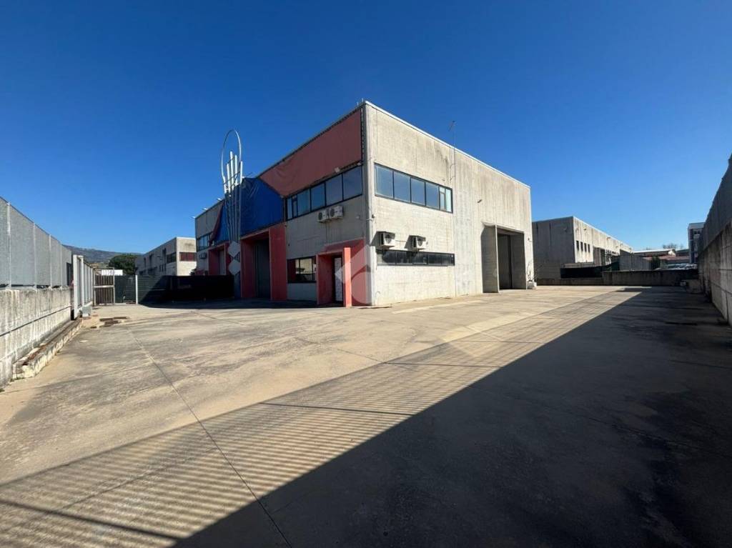 locale commerciale in affitto a Rende in zona Quattromiglia