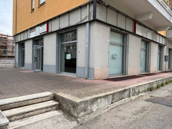 negozio in affitto a Rende in zona Quattromiglia